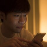 夜スマホを操作する男性