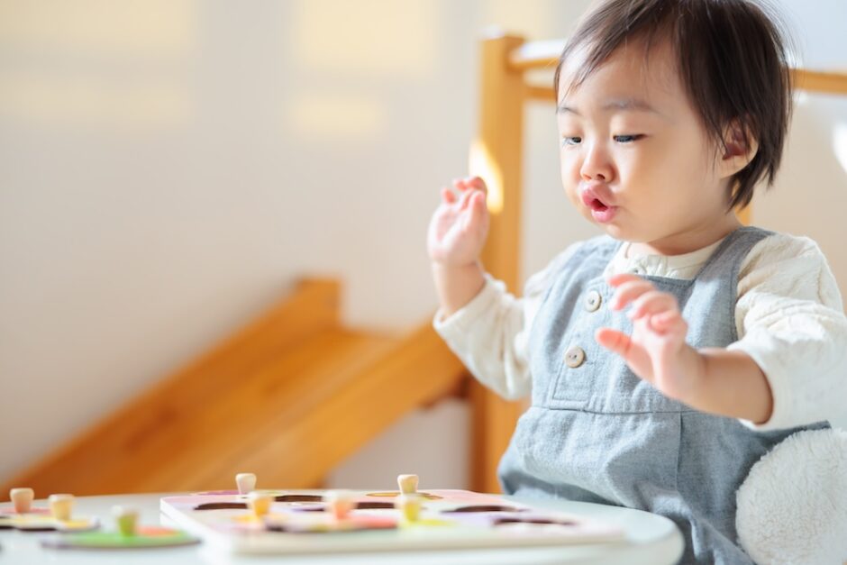 パズルをする小さな子