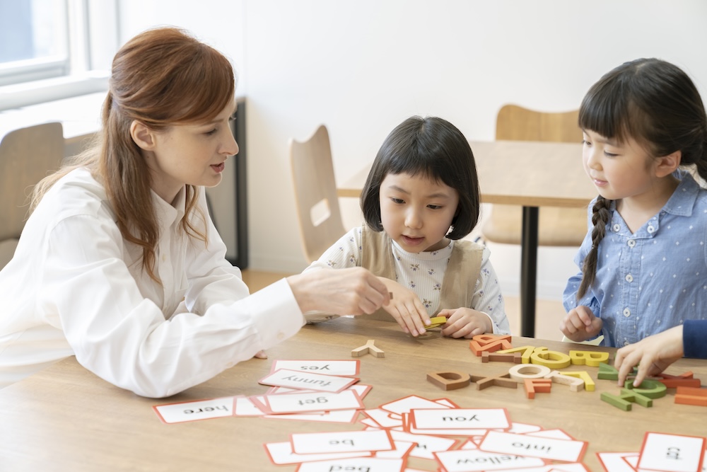 カードで学ぶ子供たち