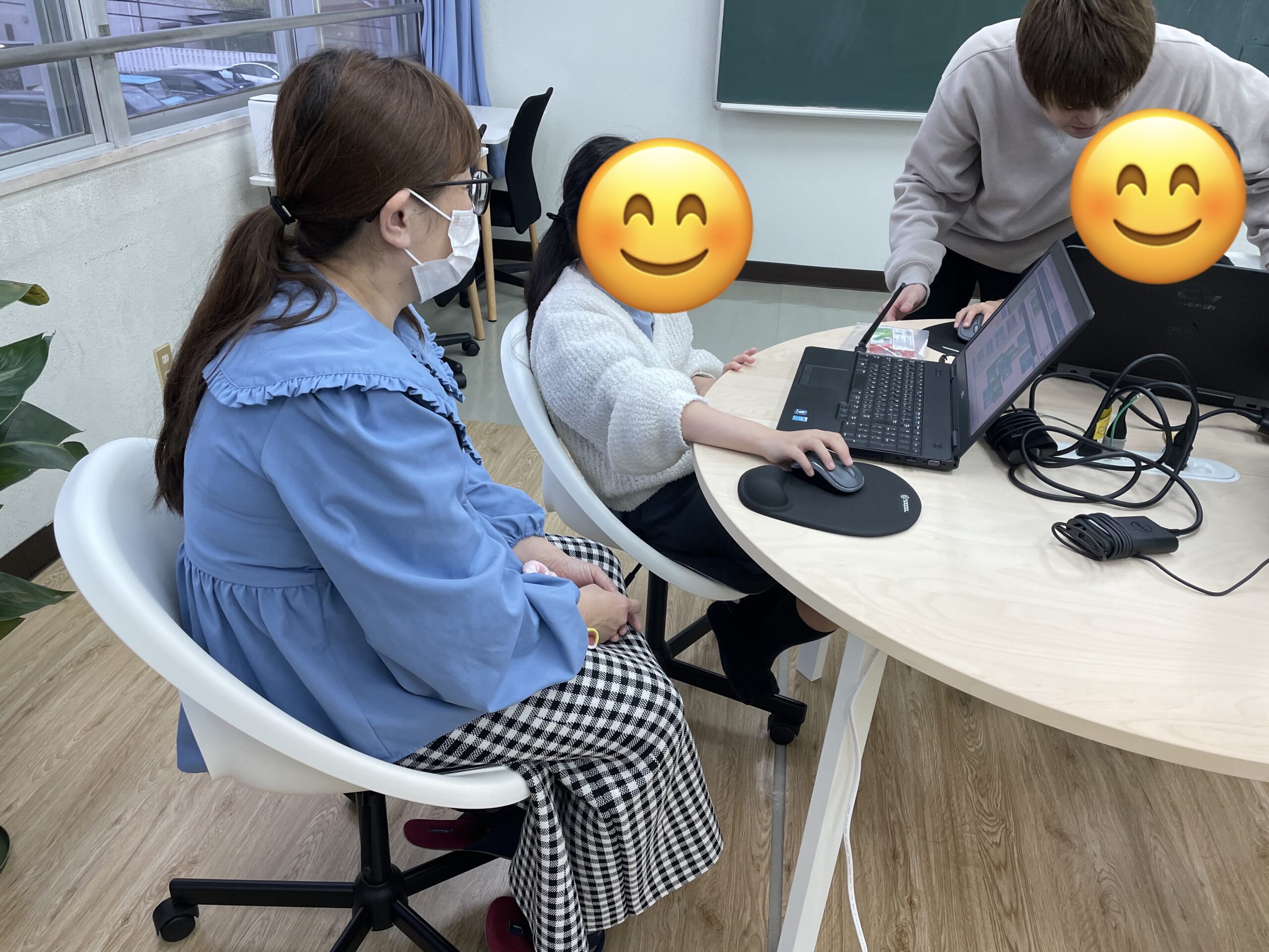 プログラミングを頑張る女の子