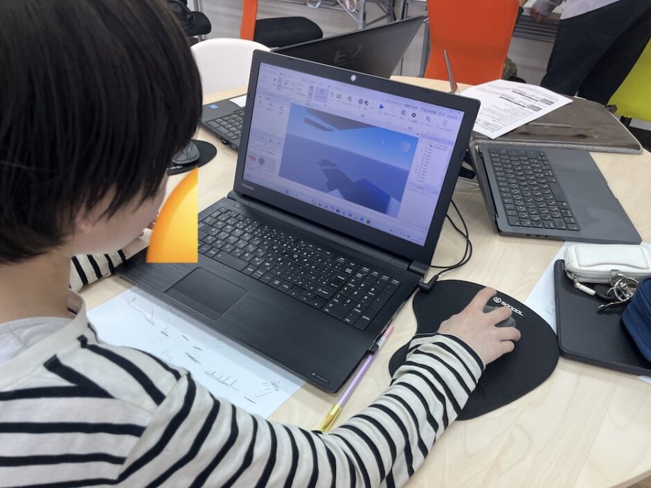プログラミング学習をする男の子