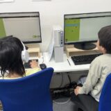 小学校低学年のプログラミング授業のワンシーン