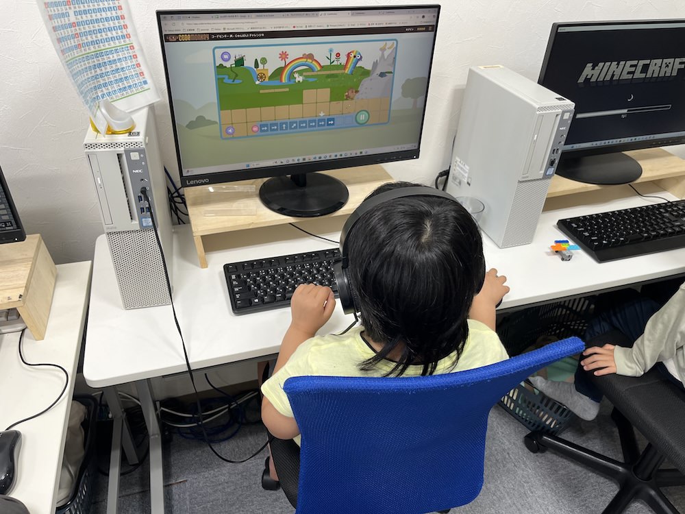 プログラミングを頑張る女の子