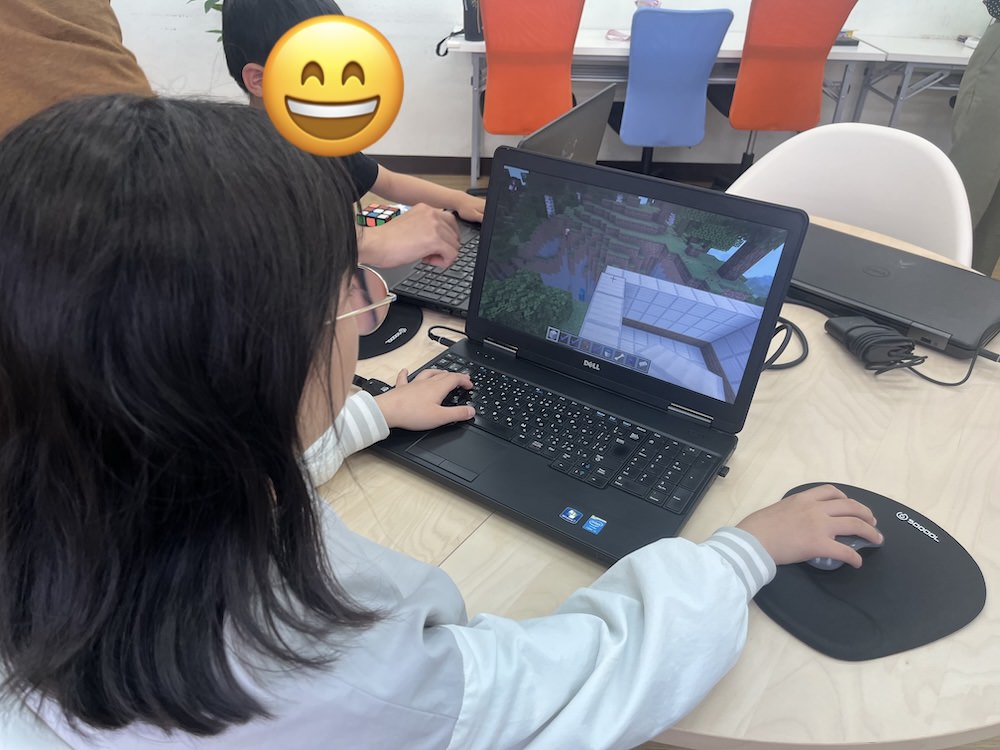マイクラでお城を作っている女の子
