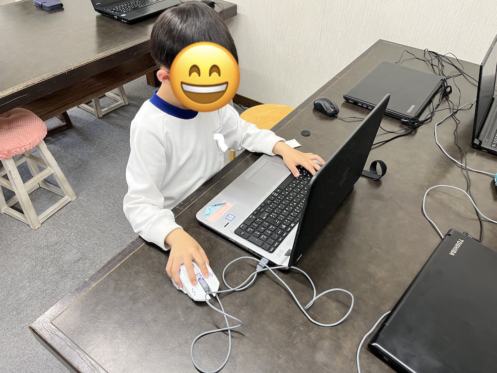 プログラミングに集中している男の子