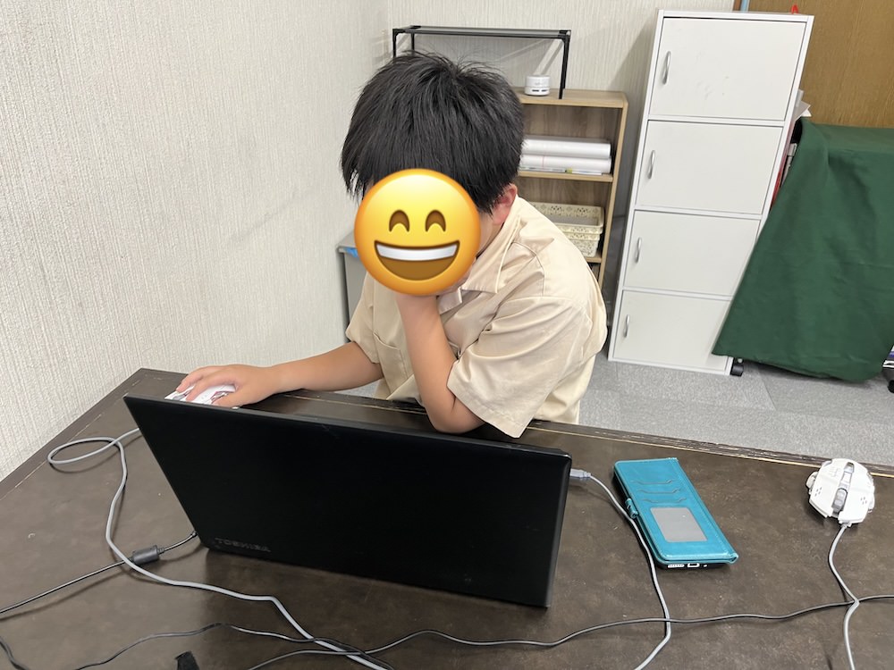 プログラミングに集中している男の子