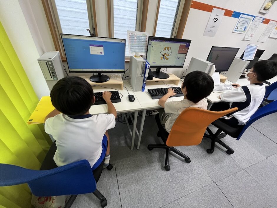 スマイルコード湖西鷲津校の日常のプログラミング授業風景