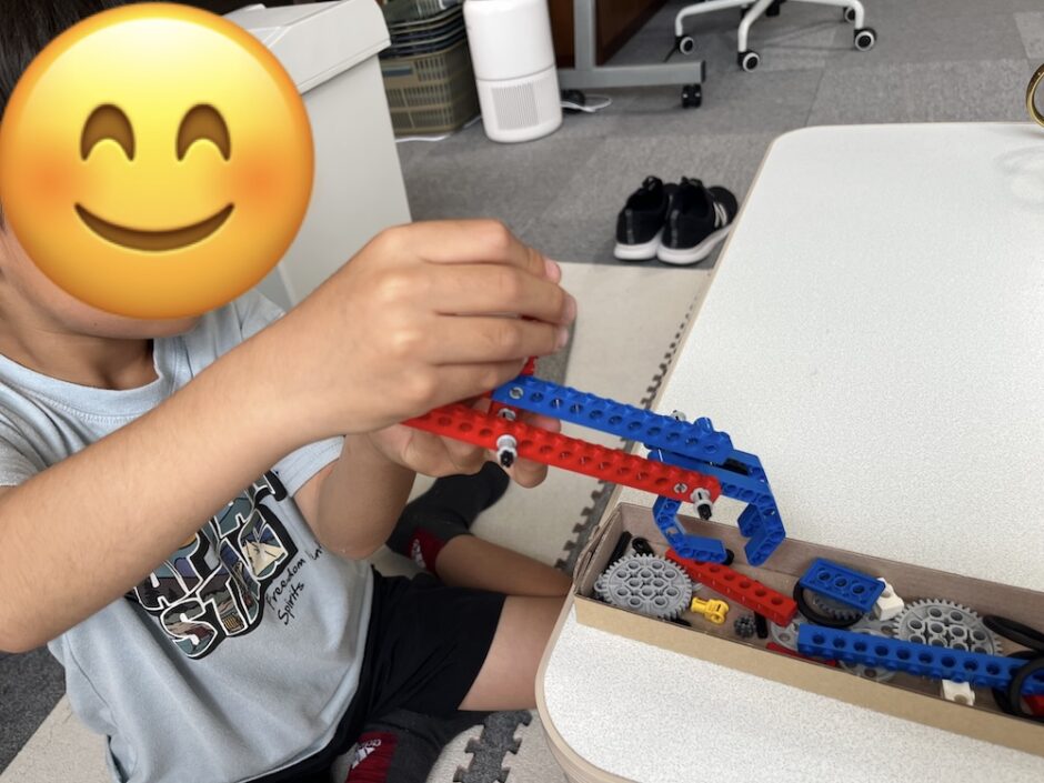 レゴを組み立てる男の子