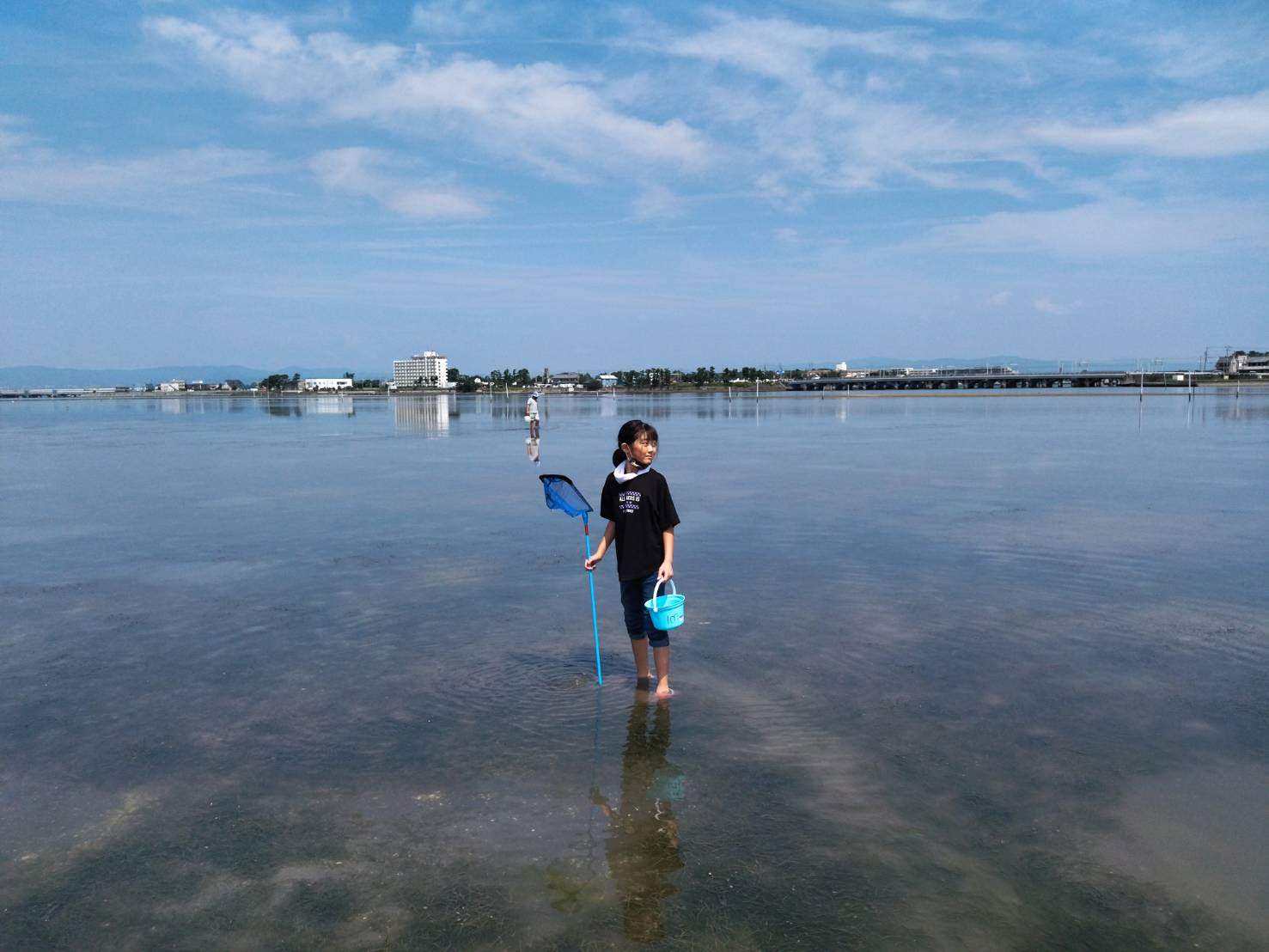 浜名湖で磯遊びをする少女